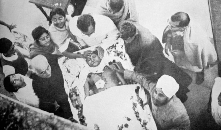 ಗಾಂಧಿ ಅಂದಿಗೂ ಇಂದಿಗೂ ಒಬ್ಬಂಟಿ. ಗೋಡ್ಸೆ ಅಂದಿಗೂ ಒಬ್ಬಂಟಿಯಲ್ಲ, ಇಂದಿಗೂ..