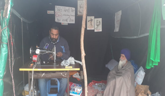 ಹೋರಾಟ ನಿರತ ರೈತರ ಸೇವೆಗಾಗಿ ವಿದೇಶಿ ಕೆಲಸದ ಅವಕಾಶ ತೊರೆದ ಯುವಕ..!