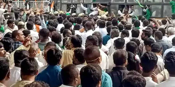 ರಾಜಭವನ ಚಲೋ: ಡಿಕೆಶಿ, ಸಿದ್ದರಾಮಯ್ಯ ಅವರನ್ನು ವಶಕ್ಕೆ ಪಡೆದ ಪೊಲೀಸರು