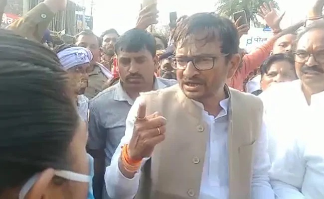 ಕಾಲರ್‌, Harsh Vijay Gehlot