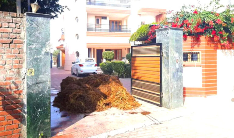 ಪಂಜಾಬ್: ಬಿಜೆಪಿ ಮುಖಂಡನ ಮನೆಮುಂದೆ ಸಗಣಿ ಸುರಿದ ರೈತ ಹೋರಾಟಗಾರರು