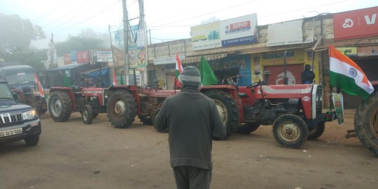 ಟ್ರಾಕ್ಟರ್ ಹೊರಡದಂತೆ ಹಳ್ಳಿಗಳನ್ನು ಕಾವಲು ಕಾಯುತ್ತಿರುವ ಪೊಲೀಸರು