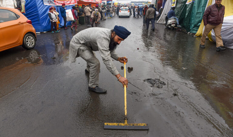ದೆಹಲಿ: ಸುರಿವ ಮಳೆ - ಕೊರೆವ ಚಳಿಯಲ್ಲಿ ಪ್ರತಿಭಟನಾ ನಿರತ ರೈತರು!
