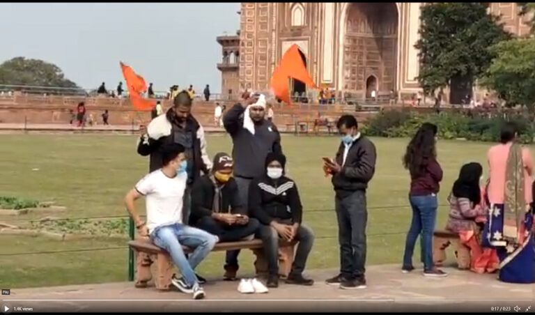 ತಾಜ್‌ ಮಹಲ್‌ ಆವರಣದಲ್ಲಿ ಕೇಸರಿ ಬಾವುಟ ಹಾರಿಸಿದ ಹಿಂದೂ ಜಾಗರಣ್ ಮಂಚ್ ಕಾರ್ಯಕರ್ತರು