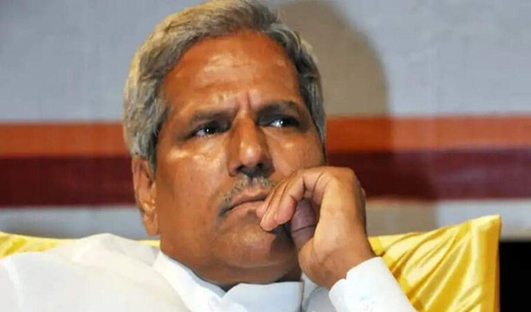 ಪುರಸಭೆ ಸದಸ್ಯೆಯನ್ನು ಎಳೆದಾಡಿದ ಬಿಜೆಪಿ ಶಾಸಕ ಸಿದ್ದು ಸವದಿ: 31 ಜನರ ವಿರುದ್ಧ FIR