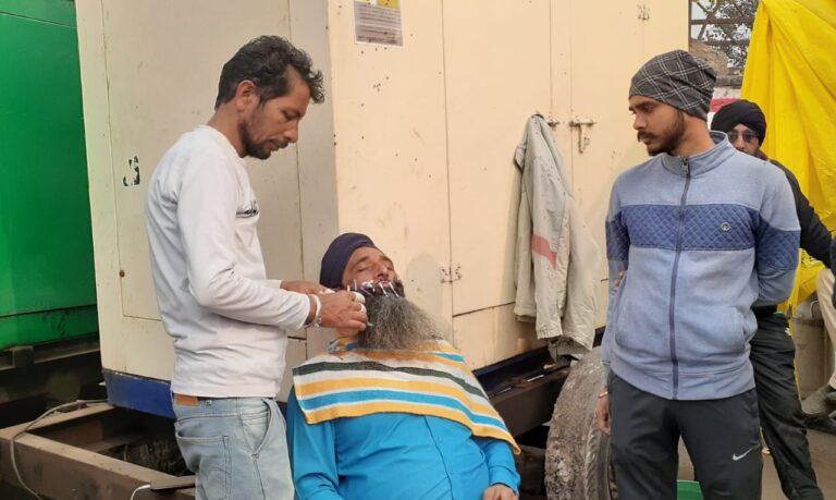 ರೈತಹೋರಾಟ: ರೈತರ ಮೀಸೆ, ದಾಡಿ ಚೆಂದಗೊಳಿಸಲು ಕುಂಡಲ್‌ ಸೇವೆಗೆ ಮುಂದಾದ ಗುರ್‌ಜಾನ್‌ ಸಿಂಗ್..!