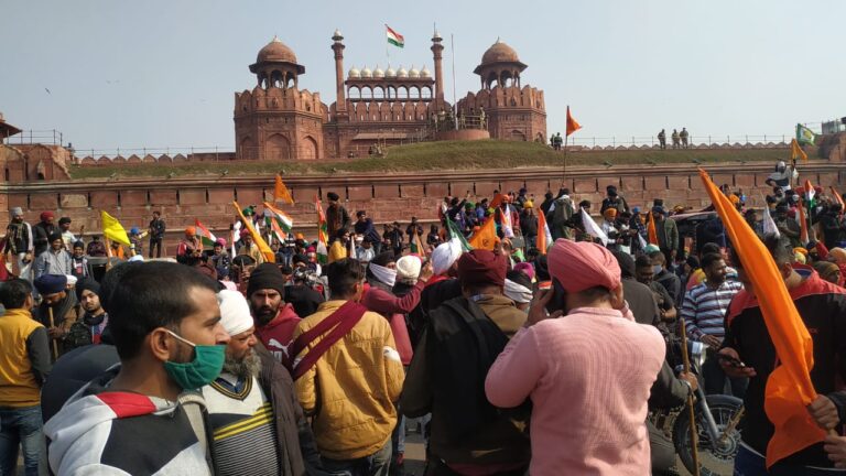 ದೆಹಲಿ ಕೇಂದ್ರ ತಲುಪಿದ ರೈತರ ಗುಂಪು; ಕೆಂಪು ಕೋಟೆಯಲ್ಲಿ ಹಾರಿದ ಧ್ವಜಗಳು!