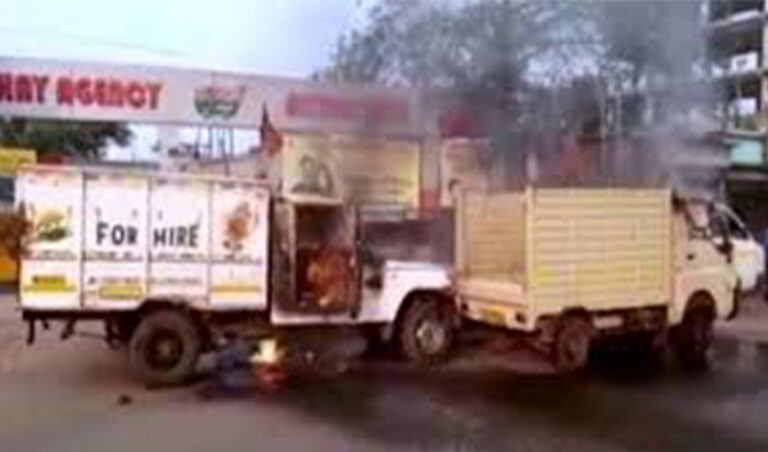 ಪಕ್ಷಾಂತರದ ‘ಮಹಿಮೆ’: ಬಂಗಾಳದ ಬಿಜೆಪಿ ಕಚೇರಿಗಳಲ್ಲಿ ಹೊಡೆದಾಟ, ಬೀದಿ ರಂಪಾಟ, ವಾಹನಗಳಿಗೆ ಬೆಂಕಿ!