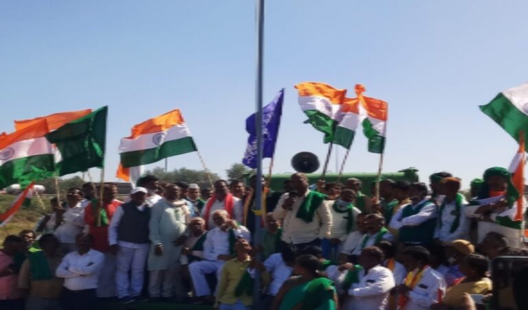 ಬೆಂಗಳೂರು ಟ್ರ್ಯಾಕ್ಟರ್​ ಪರೇಡ್​ಗೆ ಪೊಲೀಸ್​ ಅಡ್ಡಿ; ಗಡಿಗಳಲ್ಲೇ ದಿಟ್ಟ ಹೋರಾಟ ಆರಂಭಿಸಿದ ರೈತರು!