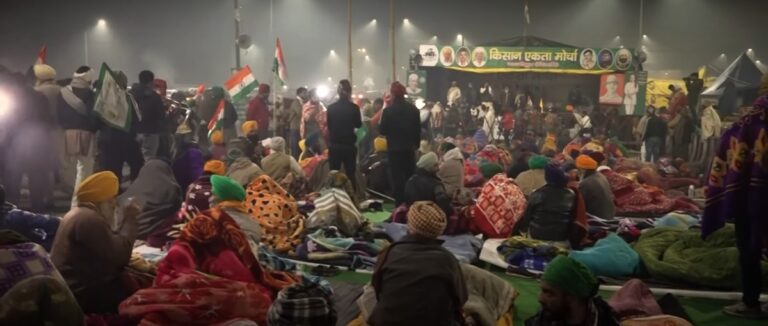 ಹಿಂದಕ್ಕೆ ಹೆಜ್ಜೆ ಇಡಲೊಪ್ಪದ ರೈತರು: ಸ್ಥಳ ಖಾಲಿ ಮಾಡಿದ ಹೆಚ್ಚುವರಿ ಪೊಲೀಸರು!