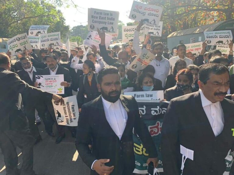 'ವಕೀಲರ ನಡಿಗೆ ರೈತರ ಕಡೆಗೆ' - ರೈತ ಹೋರಾಟಕ್ಕೆ ಬೆಂಬಲ ನೀಡಿದ ಬೆಂಗಳೂರಿನ ವಕೀಲರು
