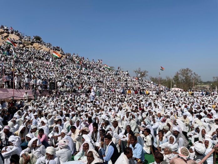 ರಾಜಸ್ತಾನದಲ್ಲಿ ಭಾರಿ ಬೆಂಬಲ ಪಡೆಯುತ್ತಿರುವ ಮಹಾಪಂಚಾಯತ್‌ಗಳು: ಟಿಕಾಯತ್ ಹಿಂದೆ ಬೃಹತ್ ಜನಸ್ತೋಮ