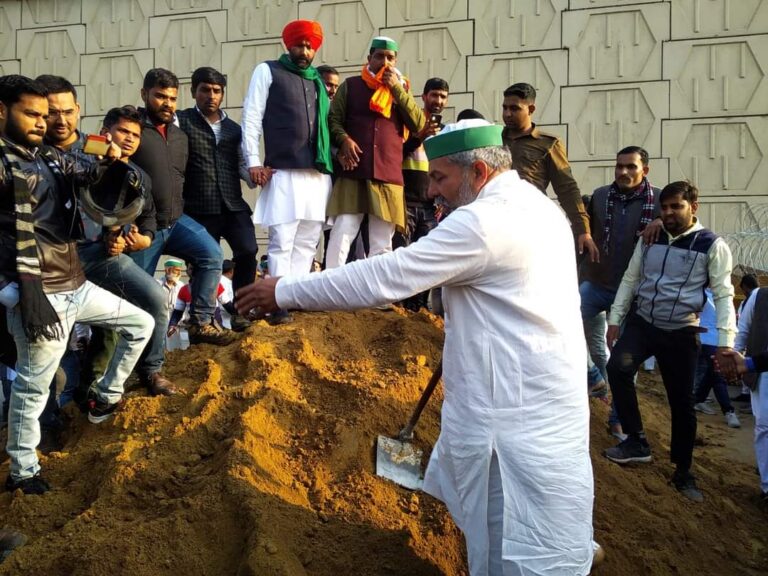 ಪೊಲೀಸರು ಮುಳ್ಳು ನೆಟ್ಟ ಜಾಗದಲ್ಲಿಯೇ ಹೂವಿನ ಗಿಡ ನೆಟ್ಟ ರೈತನಾಯಕ ರಾಕೇಶ್ ಟಿಕಾಯತ್!