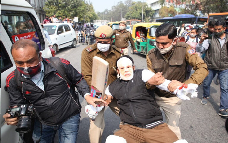 ದೆಹಲಿ: ಪೆಟ್ರೋಲ್ ಬೆಲೆ ಏರಿಕೆ ಖಂಡಿಸಿ ಯೂತ್ ಕಾಂಗ್ರೆಸ್ ಪ್ರತಿಭಟನೆ