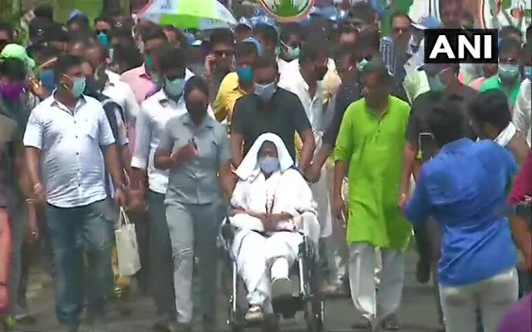 ನಂದಿಗ್ರಾಮ: ವೀಲ್‌ಚೇರ್‌ನಲ್ಲಿಯೇ ರ್‍ಯಾಲಿ ನಡೆಸುತ್ತಿರುವ ಮಮತಾ ಬ್ಯಾನರ್ಜಿ