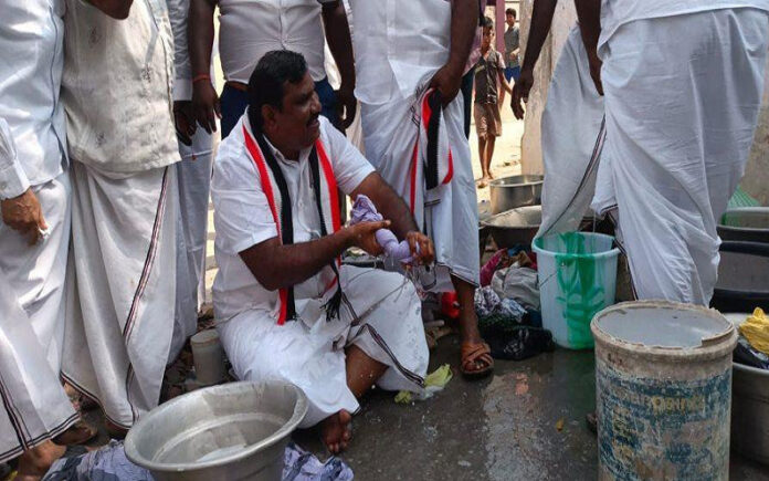 ತಮಿಳುನಾಡು: ಚುನಾವಣಾ ಪ್ರಚಾರದ ವೇಳೆ ಜನರ ಬಟ್ಟೆ ಒಗೆದ ಎಐಎಡಿಎಂಕೆ ಅಭ್ಯರ್ಥಿ