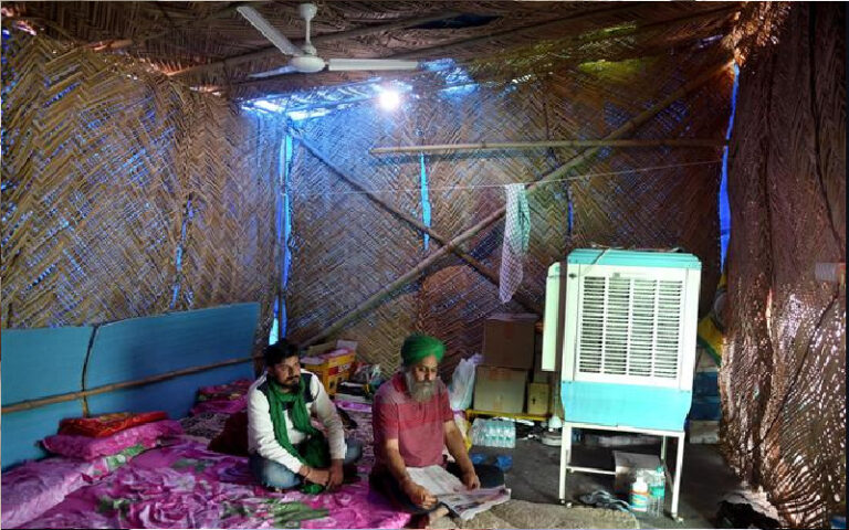 ರೈತ ಹೋರಾಟ: ಸುಗ್ಗಿಗೆ ಹೊರಟ ಟ್ಯ್ರಾಲಿಗಳು, ನಿರ್ಮಾಣಗೊಂಡ ಹುಲ್ಲಿನ ಗುಡಿಸಲು, ಶೆಡ್‌ಗಳು