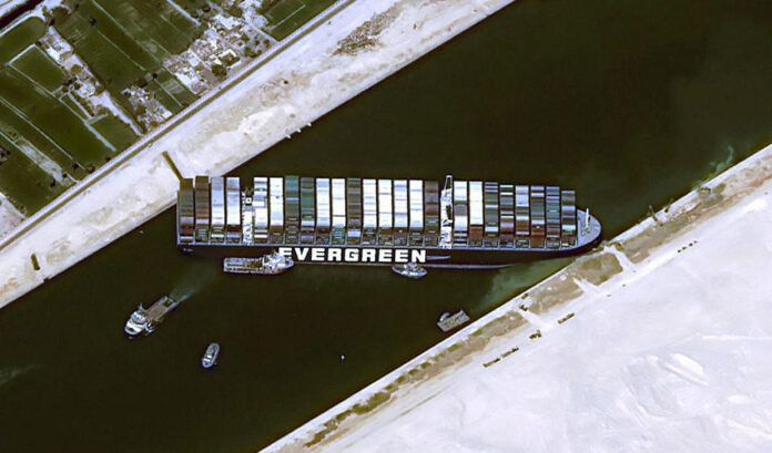 ಈಜಿಪ್ಟ್‌ನ ಸುಯೆಜ್ ಕಾಲುವೆಯ ಮಧ್ಯೆ ಸಿಲುಕಿದ ಬೃಹತ್ ಹಡಗು - ಕೋಟ್ಯಂತರ ಡಾಲರ್ ನಷ್ಟ!