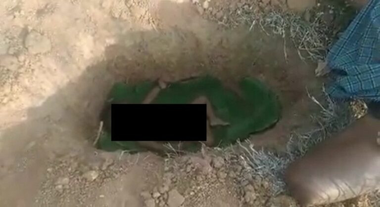 ತುಮಕೂರು: ಸಮಾಧಿ ಗುಂಡಿಯಿಂದ ದಲಿತ ಶಿಶುವಿನ ಮೃತದೇಹ ಹೊರತೆಗೆಸಿ ಅಮಾನವೀಯತೆ!