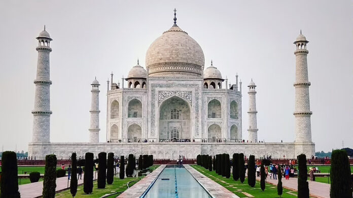 ತಾಜ್‌ಮಹಲ್ ಆವರಣದಲ್ಲಿ ಶಿವಪೂಜೆ: ಹಿಂದೂ ಮಹಾಸಭಾ ಕಾರ್ಯಕರ್ತರ ಬಂಧನ