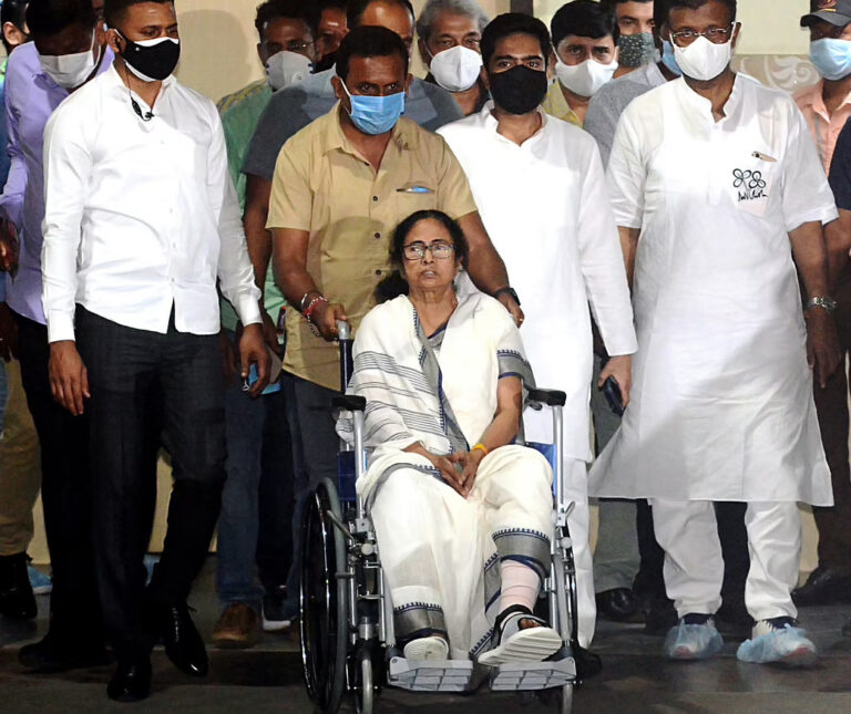 ಪ.ಬಂಗಾಳ: ವೀಲ್‌ ಚೇರ್‌ನಲ್ಲಿಯೇ ರೋಡ್‌ ಶೋ ನಡೆಸಲಿರುವ ಮಮತಾ ಬ್ಯಾನರ್ಜಿ