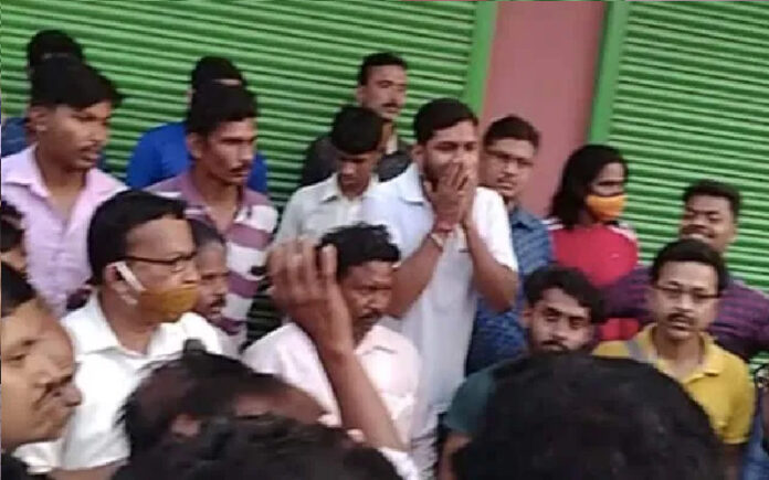 ಪಕ್ಷಾಂತರಿಗೆ ಟಿಕೆಟ್ ನೀಡಿಕೆ: ಬಿಜೆಪಿ ನಾಯಕರನ್ನು ಕೊಠಡಿಯಲ್ಲಿ ಕೂಡಿ ಹಾಕಿದ ಕಾರ್ಯಕರ್ತರು!