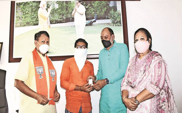 ಇತ್ತ ಲಸಿಕೆ ಇಲ್ಲದೆ ರಾಜ್ಯಗಳ ಪರದಾಟ, ಅತ್ತ ಗುಜರಾತ್‌ನಲ್ಲಿ ಬಿಜೆಪಿಯಿಂದ 1000 ರೆಮ್‌ಡೆಸಿವಿರ್‌ ಲಸಿಕೆ ವಿತರಣೆ