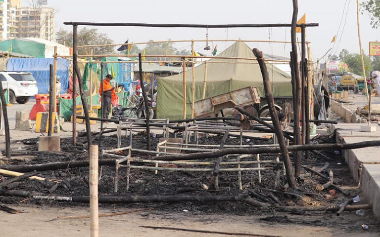 ಸಿಂಘು ಗಡಿಯಲ್ಲಿ ಹೋರಾಟನಿರತ ರೈತರ ಟೆಂಟ್‌ಗಳಿಗೆ ಬೆಂಕಿ ಹಚ್ಚಿದ ದುರ್ಷ್ಕಮಿ, ಟೆಂಟ್‌ಗಳು ಭಸ್ಮ