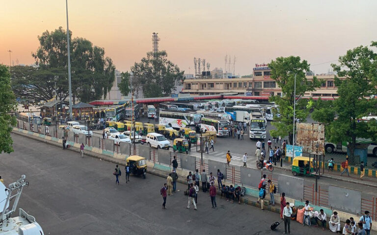 ಸಾರಿಗೆ ನೌಕರರ ಮುಷ್ಕರ: ಪಟ್ಟು ಬಿಡದ ಸರ್ಕಾರ, ರೋಡಿಗಿಳಿದ ಖಾಸಗಿ ಬಸ್‌ಗಳು