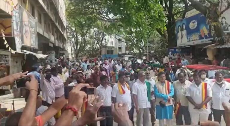 ವಿಡಿಯೋ| ಸಾರಿಗೆ ಮುಷ್ಕರ ಆರನೇ ದಿನಕ್ಕೆ-ತಟ್ಟೆ, ಲೋಟ ಬಡಿದು ನೌಕರರ ಪ್ರತಿಭಟನೆ! | Naanu gauri