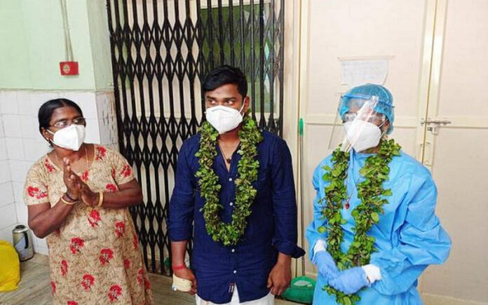 ಕೊರೊನಾ ಸೋಂಕಿತ ವರ, ಪಿಪಿಇ ಕಿಟ್ ಧರಿಸಿದ ವಧು: ಮದುವೆ ಮಂಟಪವಾದ ಕೋವಿಡ್ ವಾರ್ಡ್!