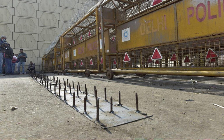 ಆಮ್ಲಜನಕದ ವಾಹನಗಳ ಸಂಚಾರಕ್ಕೆ ಬ್ಯಾರಿಕೇಡ್ ಹಾಕಿ ಅಡ್ಡಿ ಪಡಿಸಿರುವುದು ಸರ್ಕಾರ, ರೈತರಲ್ಲ- ರೈತ ಸಂಘಟನೆ