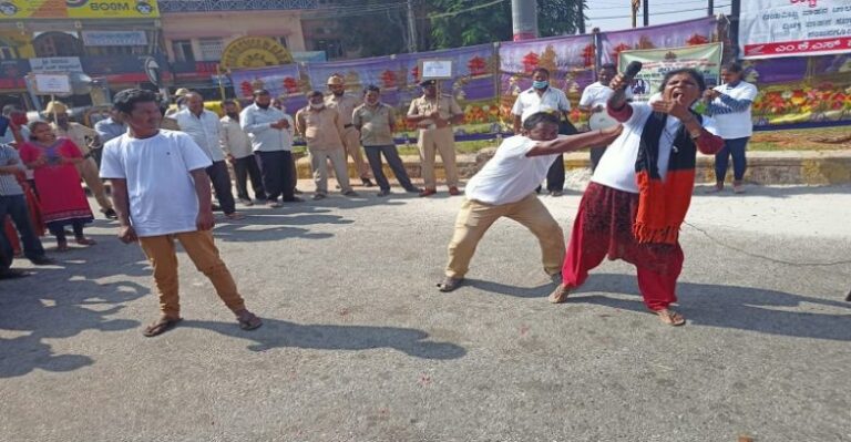 ಬೀದಿ ನಾಟಕ; ಕತ್ತಿ ಯಾವುದಾದರೇನು?: ಪ್ರೊ. ಶಿವರಾಮಯ್ಯ