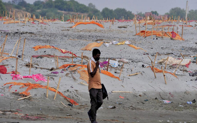 ಗಂಗೆ ತಟದಲ್ಲಿನ ಕೊರೊನಾ ಸೋಂಕಿತರ ಸಮಾಧಿ ಮೇಲಿನ ಬಟ್ಟೆ, ಬಿದಿರು ಕೋಲು ತೆಗೆಸಿದ ಉತ್ತರ ಪ್ರದೇಶ!