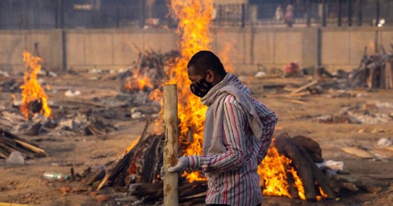 ಸೋಂಕು ಹೆಚ್ಚಾದಂತೆ ವ್ಯವಸ್ಥೆಯ ಅಮಾನವೀಯತೆಗೆ ಗುರಿಯಾಗುತ್ತಿರುವ ಬೆಂಗಳೂರಿನ ಸ್ಮಶಾನ ಕಾರ್ಮಿಕರು | NaanuGauri