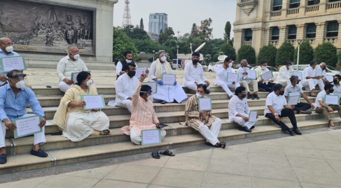 ಕೊರೊನಾ ಸೋಂಕಿತರ ಪ್ರಾಣ ರಕ್ಷಿಸಲು ಬಿಜೆಪಿ ವಿಫಲ: ಕಾಂಗ್ರೆಸ್ ಪ್ರತಿಭಟನೆ