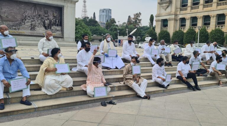 ಕೊರೊನಾ ಸೋಂಕಿತರ ಪ್ರಾಣ ರಕ್ಷಿಸಲು ಬಿಜೆಪಿ ವಿಫಲ: ಕಾಂಗ್ರೆಸ್ ಪ್ರತಿಭಟನೆ