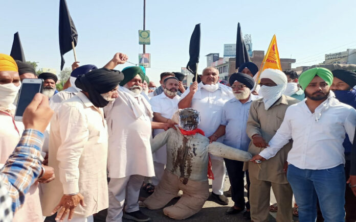 ರೈತರ ಕರಾಳ ದಿನ ಆಚರಣೆಗೆ ಭಾರಿ ಬೆಂಬಲ- ಎಲ್ಲೆಡೆ ಕಪ್ಪು ಧ್ವಜಗಳ ಹಾರಾಟ