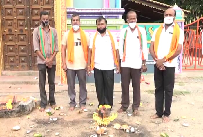 ಯಡಿಯೂರಪ್ಪ ಮುಖ್ಯಮಂತ್ರಿಯಾಗಿ ಮುಂದುವರೆಯಲಿ ಎಂದು ಮಂಡ್ಯದಲ್ಲಿ ಈಡುಗಾಯಿ ಸೇವೆ