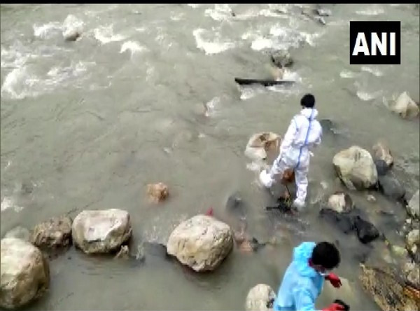 ಉತ್ತರಾಖಂಡದಲ್ಲಿ ಮಾನವರ ಮೃತದೇಹಗಳನ್ನು ಕಿತ್ತು ತಿನ್ನುತ್ತಿರುವ ಬೀದಿ ನಾಯಿಗಳು