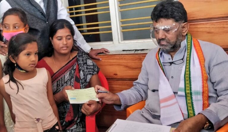 ಚಾಮರಾಜನಗರ ದುರಂತ: ಸಂತ್ರಸ್ತರಿಗೆ ಪರಿಹಾರದ ಚೆಕ್ ವಿತರಿಸಿದ ಡಿ.ಕೆ.ಶಿವಕುಮಾರ್‌