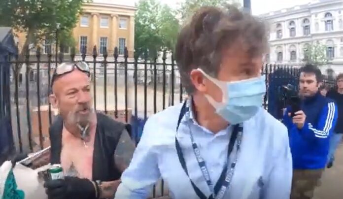 ವಿಡಿಯೊ: ಬಿಬಿಸಿ ಪತ್ರಕರ್ತನ್ನು ಬೆನ್ನಟ್ಟಿದ ಲಾಕ್‌ಡೌನ್‌ ವಿರೋಧಿ ಪ್ರತಿಭಟನಾಕಾರರು! | Naanu gauri