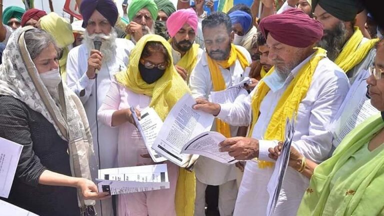 ರೈತರಿಂದ ಕ್ರಾಂತಿ ದಿವಸ್ ಆಚರಣೆ; ಕೃಷಿ ಕಾನೂನಿನ ಪ್ರತಿ ಸುಡುವ ಮೂಲಕ ದೇಶಾದ್ಯಂತ ಪ್ರತಿಭಟನೆ