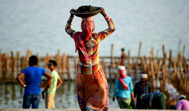 ದೇಶದ ಅಸಂಘಟಿತ ಕಾರ್ಮಿಕ ವರ್ಗಕ್ಕೆ ಲಸಿಕೆ ನೀಡುವುದು ಸರ್ಕಾರಗಳ ಮೊದಲ ಆದ್ಯತೆಯಾಗಬೇಕು