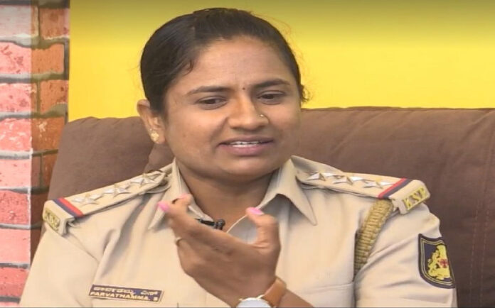 ಬೆಂಗಳೂರು: ಒತ್ತಾಯದಿಂದ ಗಾಂಜಾ ಸೇವನೆ ಮಾಡಿಸಿ, ಕೇಸ್ ದಾಖಲಿಸಿದ್ದ ನಾಲ್ವರು ಪೊಲೀಸರು ಅಮಾನತು