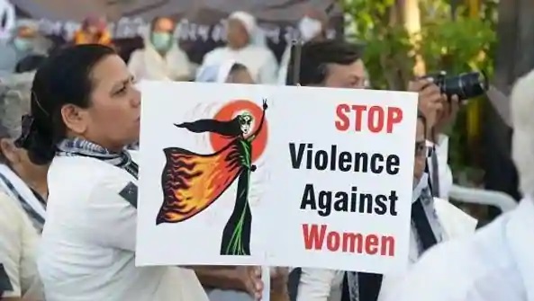 ಸೋದರ ಮಾವನೊಂದಿಗೆ ಮಾತನಾಡಿದ ಯುವತಿಯರ ಮೇಲೆ ಸಂಬಂಧಿಕರಿಂದಲೇ ಮಾರಣಾಂತಿಕ ಹಲ್ಲೆ