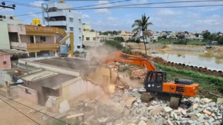 ಬೆಂಗಳೂರು ಮಹಾನಗರ ಪಾಲಿಕೆಯಿಂದ ಕೆರೆ ಒತ್ತುವರಿ ತೆರವು: ಮನೆಗಳು ನೆಲಸಮ