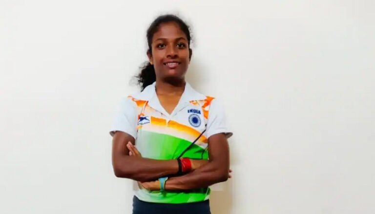 ಒಲಂಪಿಕ್ ಅಂಗಳಕ್ಕೆ ಟಿಕೆಟ್‌ ಕಲೆಕ್ಟರ್‌ : ಬಡತನದ ಕುಲುಮೆಯಲ್ಲರಳಿದ ಕ್ರೀಡಾರತ್ನ ರೇವತಿ ವೀರಮಣಿ