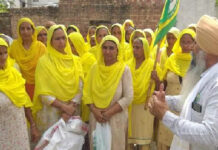 ರೈತ ಹೋರಾಟ: ಮನೆ ಮನೆಗೆ ತೆರಳಿ ಪಡಿತರ ಸಂಗ್ರಹಿಸುತ್ತಿರುವ ರೈತ ಮಹಿಳೆಯರು