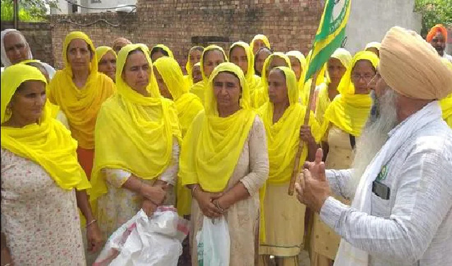 ರೈತ ಹೋರಾಟ: ಮನೆ ಮನೆಗೆ ತೆರಳಿ ಪಡಿತರ ಸಂಗ್ರಹಿಸುತ್ತಿರುವ ರೈತ ಮಹಿಳೆಯರು